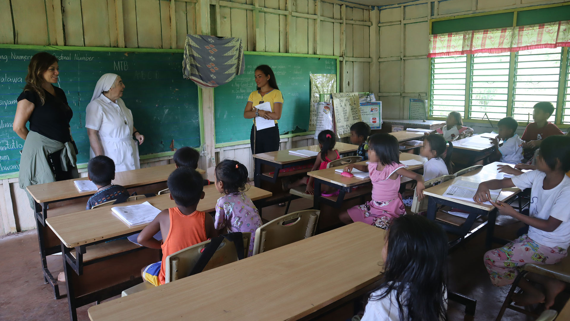 Incontri con gli alunni nella scuola pubblica di Rizal